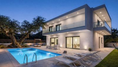 Villa in Estepona with 3 bedrooms and 3 bathrooms 220m2
